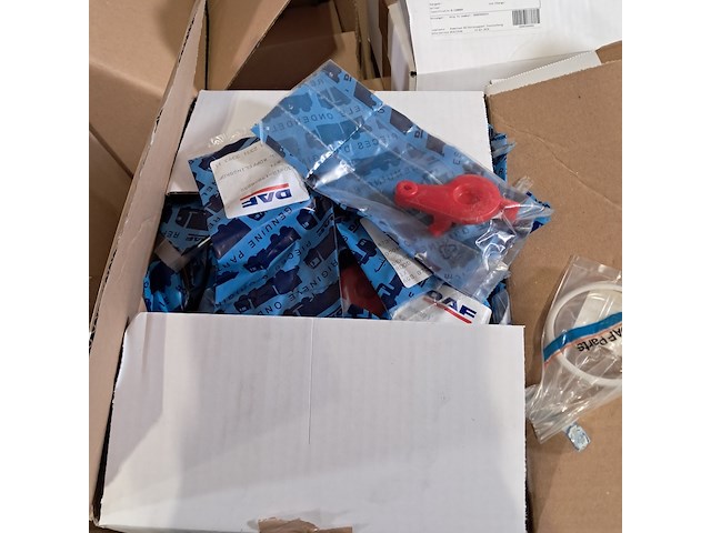 Partij diverse onderdelen en ijzerwaren, o.a daf - afbeelding 5 van  9