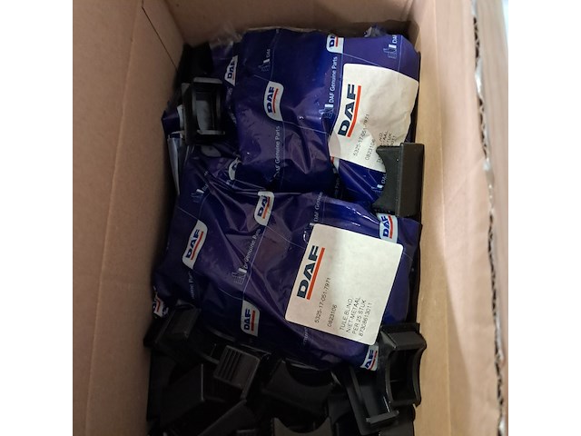 Partij diverse onderdelen en ijzerwaren, o.a daf - afbeelding 9 van  9