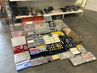 Partij diverse opbergkoffers met inhoud (31x)