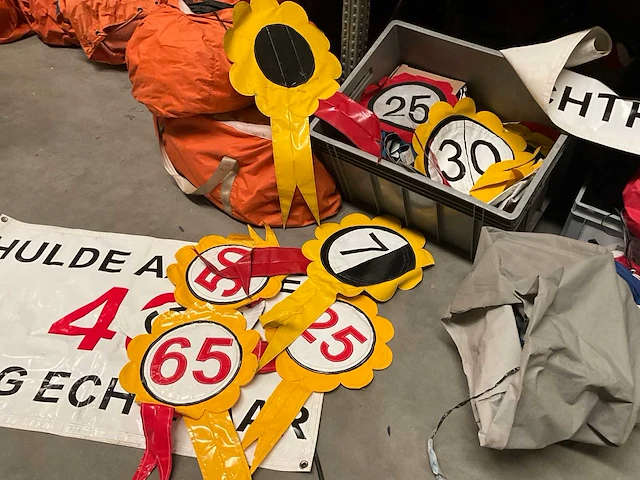 Partij diverse opblaaspop toebehoren - afbeelding 1 van  5