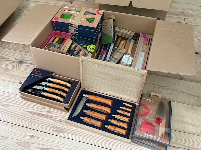 Partij diverse opinel messen - afbeelding 1 van  9
