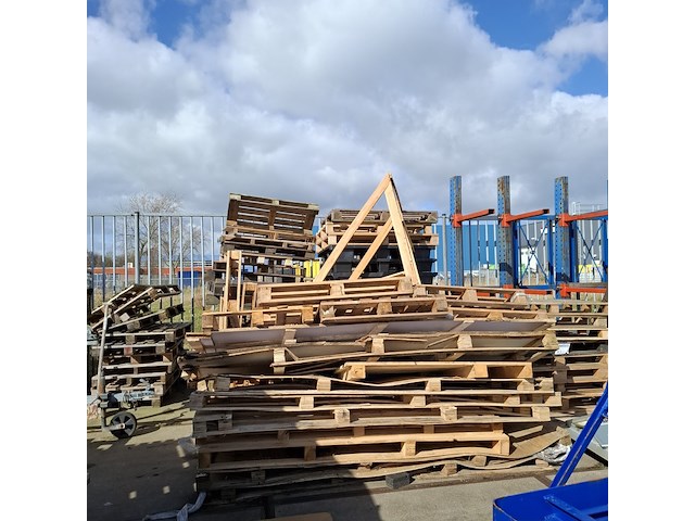Partij diverse pallets/ brandhout - afbeelding 1 van  10