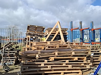 Partij diverse pallets/ brandhout - afbeelding 1 van  10