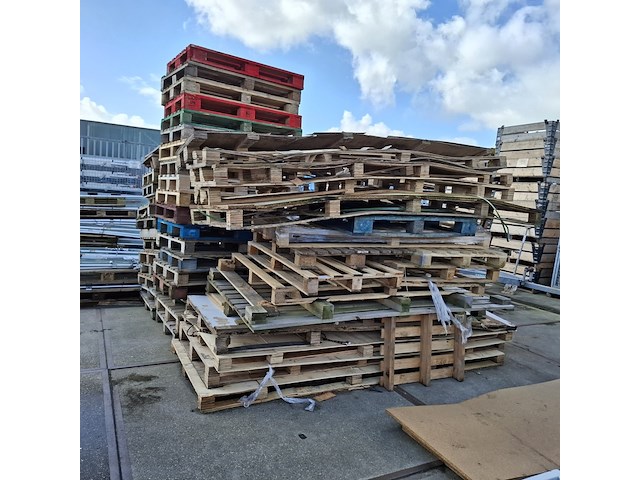 Partij diverse pallets/ brandhout - afbeelding 1 van  5