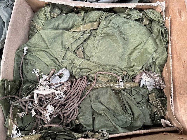 Partij diverse parachuteonderdelen - afbeelding 2 van  4