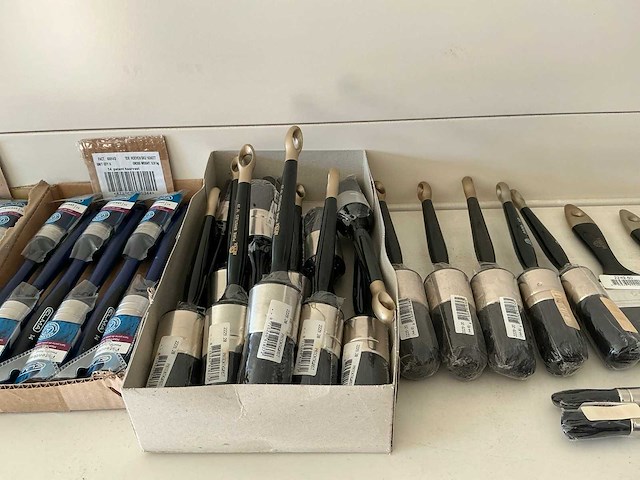 Partij diverse patentkwasten/verfschrapers/spatels/etc (102x) - afbeelding 1 van  6