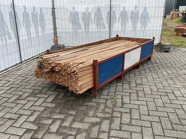 Partij diverse plinten en latten - afbeelding 1 van  6