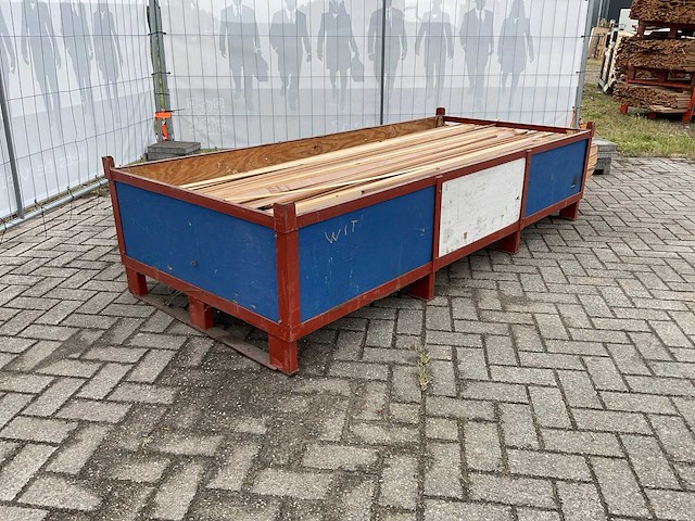 Partij diverse plinten en latten - afbeelding 1 van  9