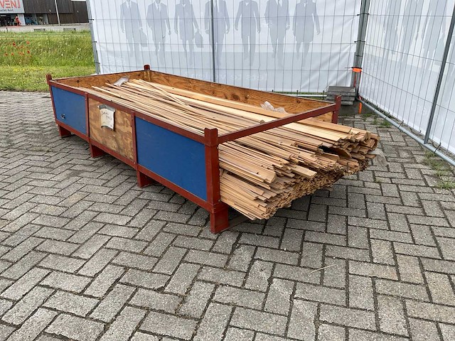Partij diverse plinten en latten - afbeelding 2 van  6