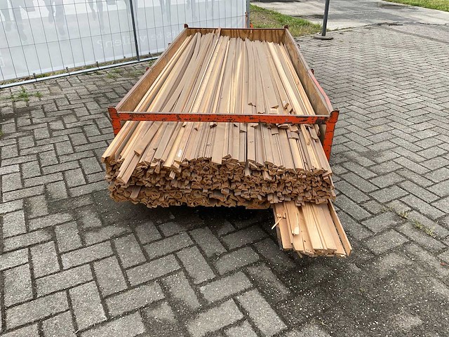 Partij diverse plinten en latten - afbeelding 4 van  9