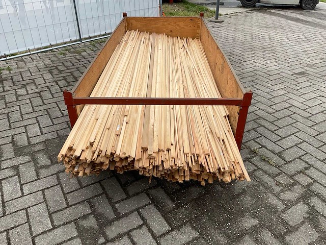 Partij diverse plinten en latten - afbeelding 1 van  8