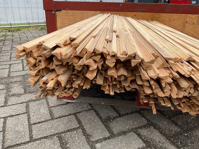 Partij diverse plinten en latten - afbeelding 7 van  8