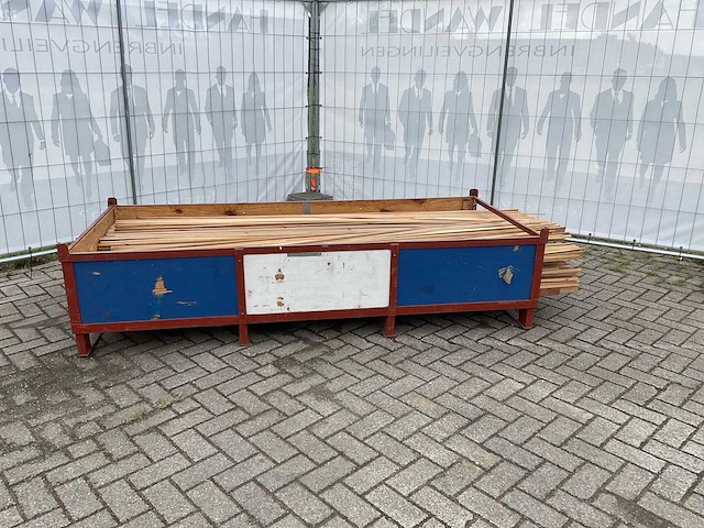 Partij diverse plinten en latten - afbeelding 1 van  8