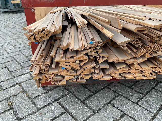 Partij diverse plinten en latten - afbeelding 5 van  8