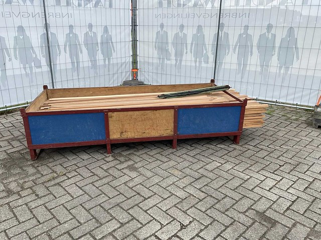 Partij diverse plinten en latten - afbeelding 1 van  8