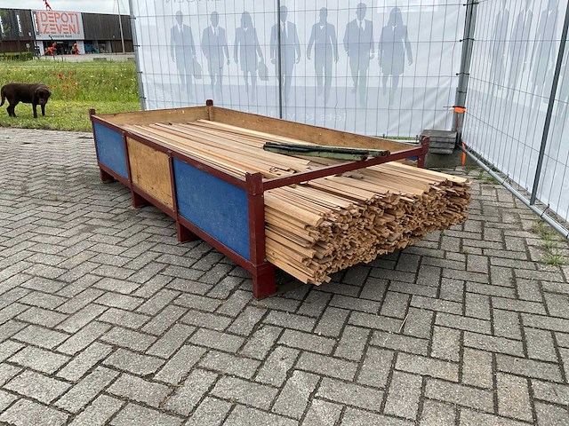 Partij diverse plinten en latten - afbeelding 2 van  8