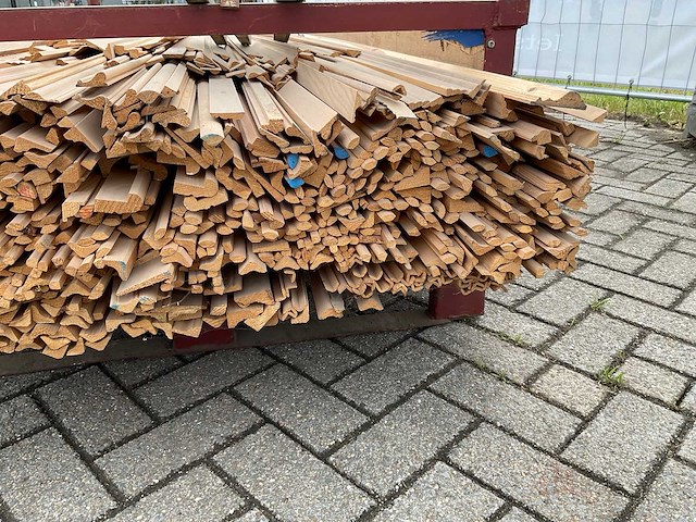 Partij diverse plinten en latten - afbeelding 6 van  8