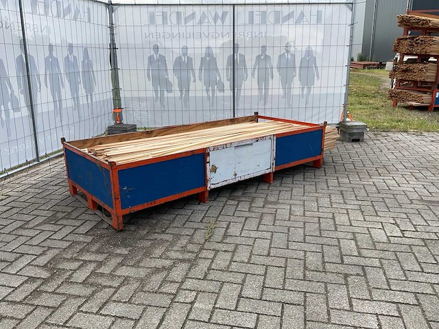 Partij diverse plinten en latten - afbeelding 1 van  8