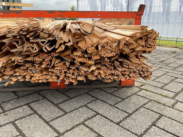 Partij diverse plinten en latten - afbeelding 6 van  8