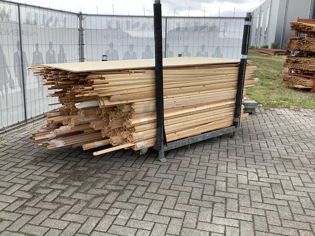 Partij diverse plinten en latten - afbeelding 1 van  8