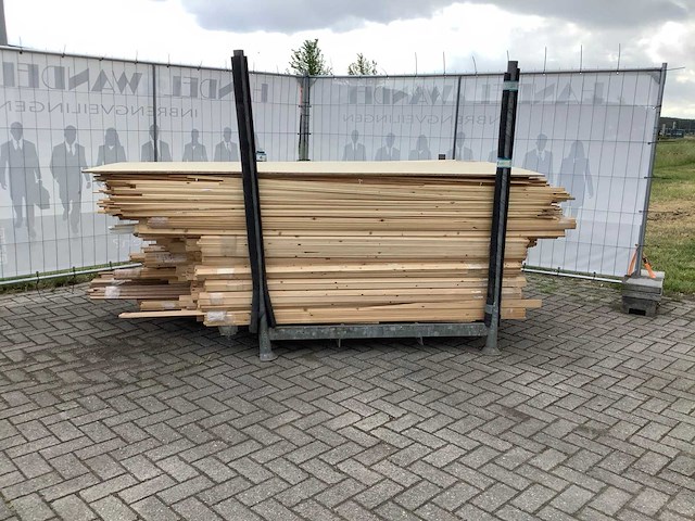 Partij diverse plinten en latten - afbeelding 2 van  8