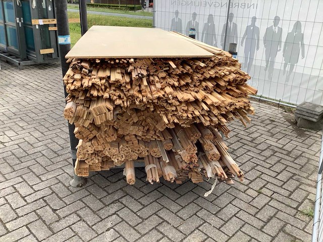 Partij diverse plinten en latten - afbeelding 4 van  8
