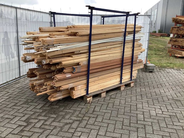 Partij diverse plinten en latten - afbeelding 1 van  11