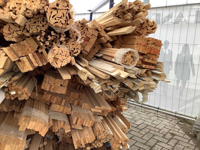 Partij diverse plinten en latten - afbeelding 8 van  11