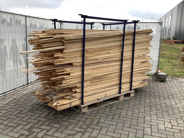 Partij diverse plinten en latten - afbeelding 1 van  9