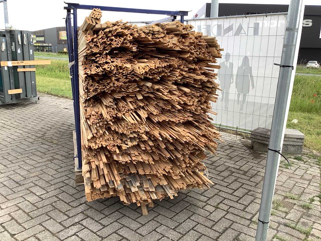 Partij diverse plinten en latten - afbeelding 4 van  9