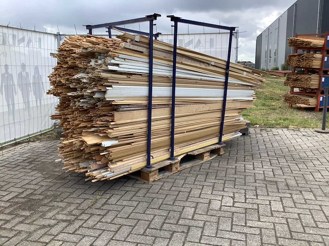 Partij diverse plinten en latten - afbeelding 1 van  9