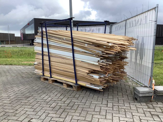 Partij diverse plinten en latten - afbeelding 3 van  9