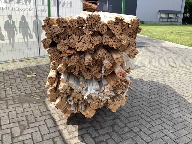 Partij diverse plinten en latten - afbeelding 5 van  9