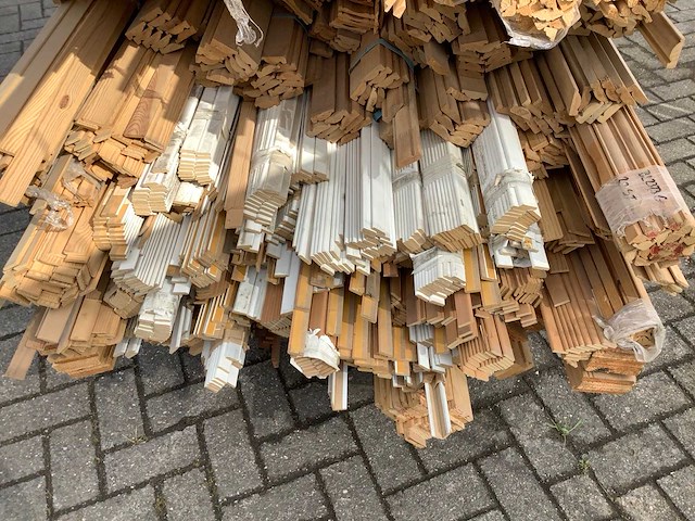 Partij diverse plinten en latten - afbeelding 8 van  9