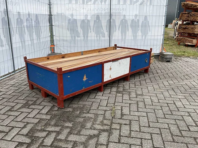 Partij diverse plinten en latten - afbeelding 1 van  8