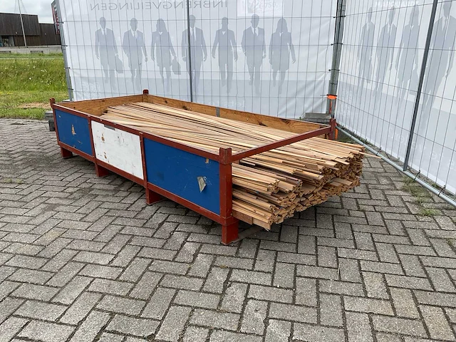 Partij diverse plinten en latten - afbeelding 3 van  8