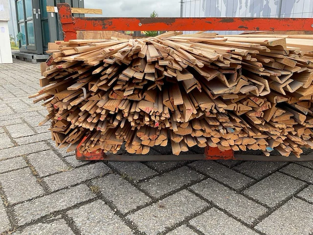 Partij diverse plinten en latten - afbeelding 5 van  8