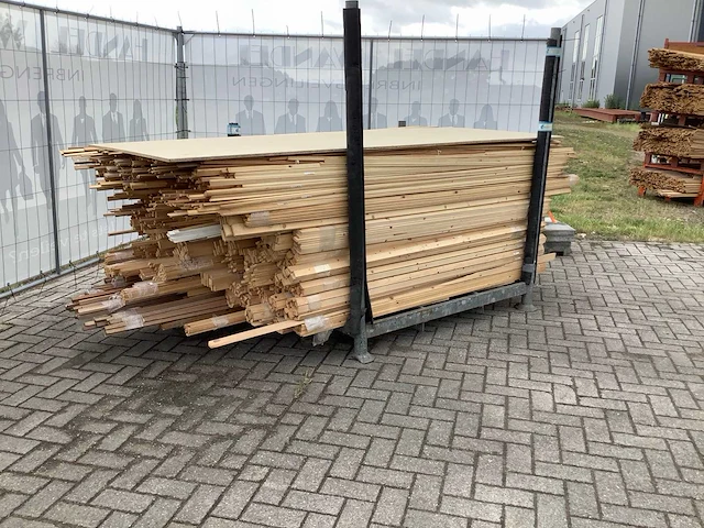 Partij diverse plinten en latten - afbeelding 1 van  8