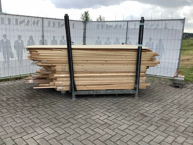 Partij diverse plinten en latten - afbeelding 2 van  8