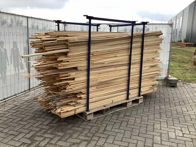 Partij diverse plinten en latten - afbeelding 1 van  9