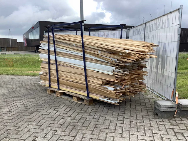 Partij diverse plinten en latten - afbeelding 3 van  9