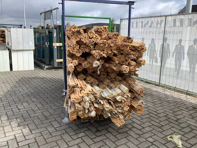 Partij diverse plinten en latten - afbeelding 4 van  9