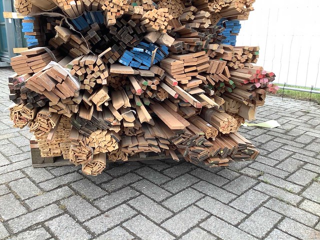 Partij diverse plinten en latten - afbeelding 11 van  11