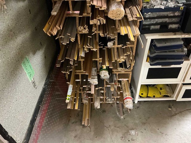 Partij diverse plinten - afbeelding 1 van  4