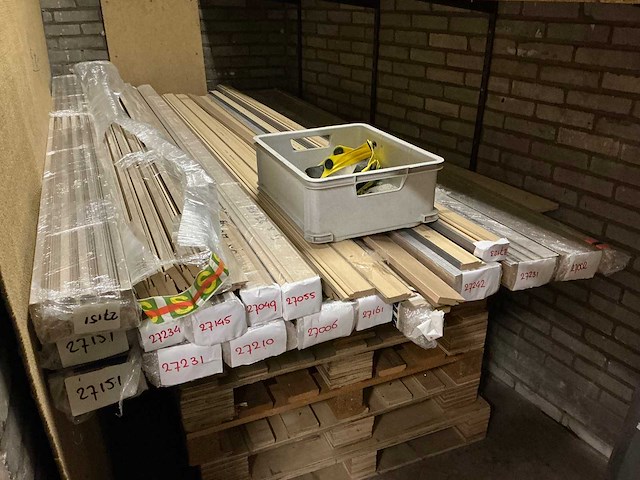 Partij diverse plinten - afbeelding 1 van  5