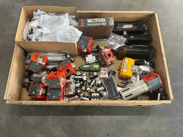 Partij diverse pneumatische en hydraulische componenten - afbeelding 11 van  11
