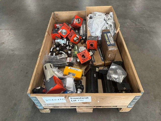 Partij diverse pneumatische en hydraulische componenten - afbeelding 1 van  11