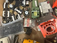 Partij diverse pneumatische en hydraulische componenten - afbeelding 7 van  11