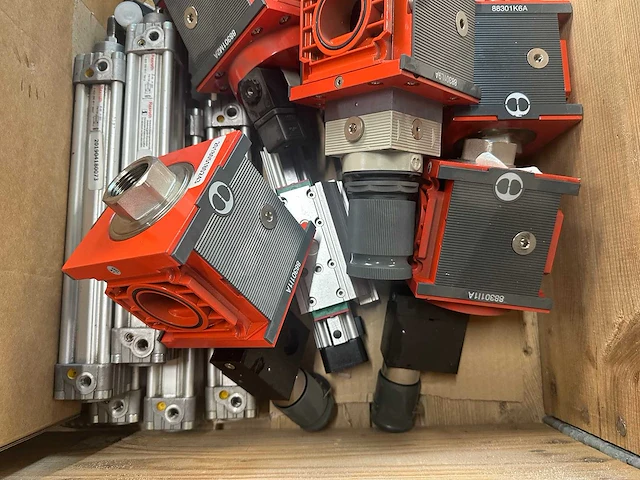 Partij diverse pneumatische en hydraulische componenten - afbeelding 5 van  11