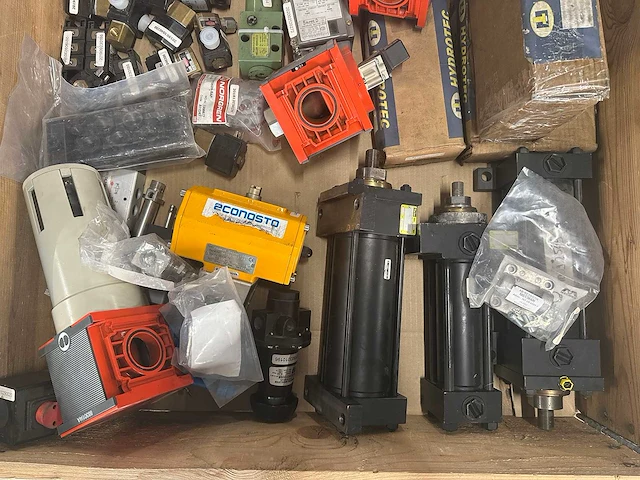 Partij diverse pneumatische en hydraulische componenten - afbeelding 3 van  11